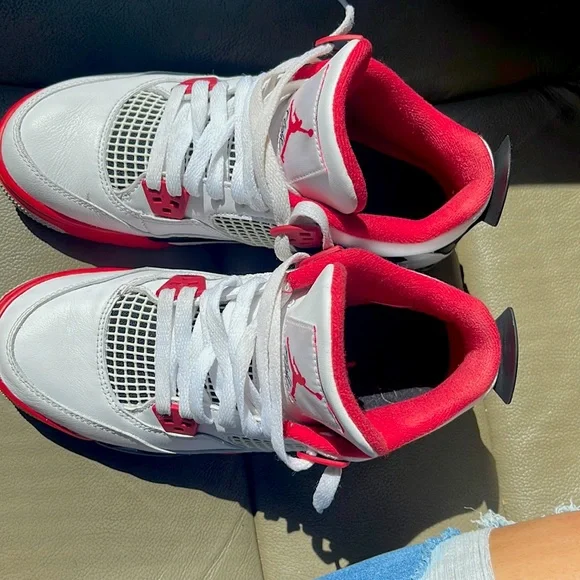 Selling my Jordan retro 4s AIR JORDAN 4 RETRO (GS) Grey, infared andblack 23 in color  main image 2
